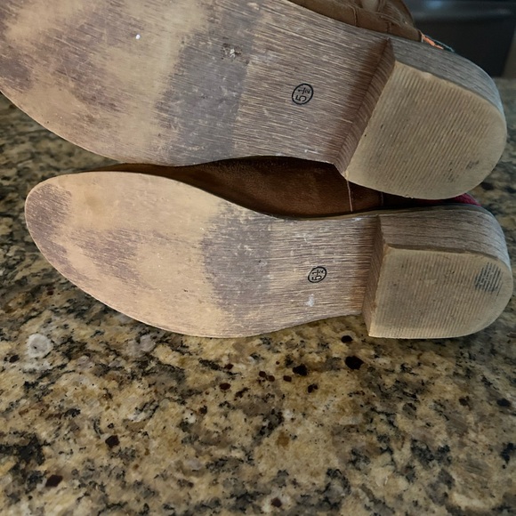 Cute boutique booties - Picture 2 of 5